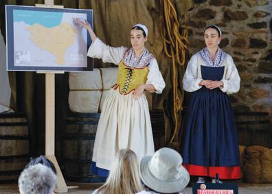 Imagen secundaria 1 - Amets Aranguren y Mirari Loyarte se encargan de introducir a los canadienses en una parte de su historia