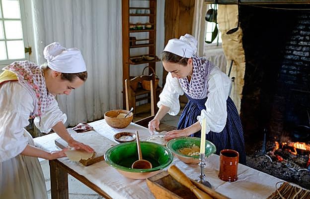 Amets Aranguren y Mirari Loyarte, ante la casa Desroches. 