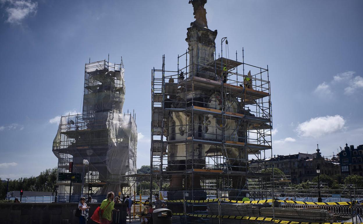 Segundo obelisco del puente con andamios