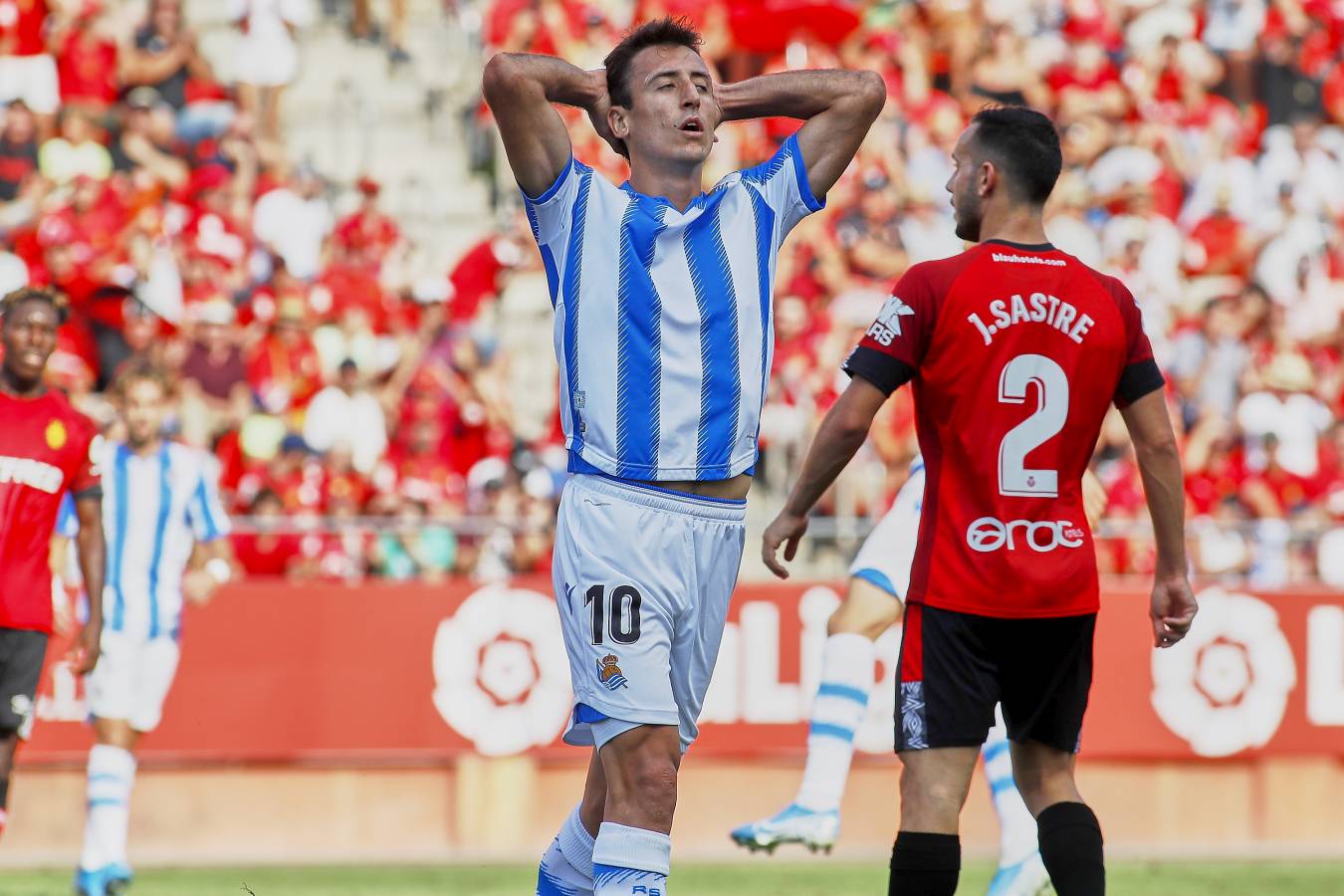 El recién ascendido Mallorca y la Real Sociedad se miden en Son Moix. 