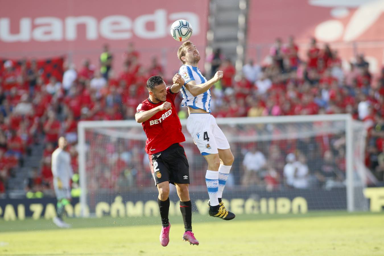 El recién ascendido Mallorca y la Real Sociedad se miden en Son Moix. 