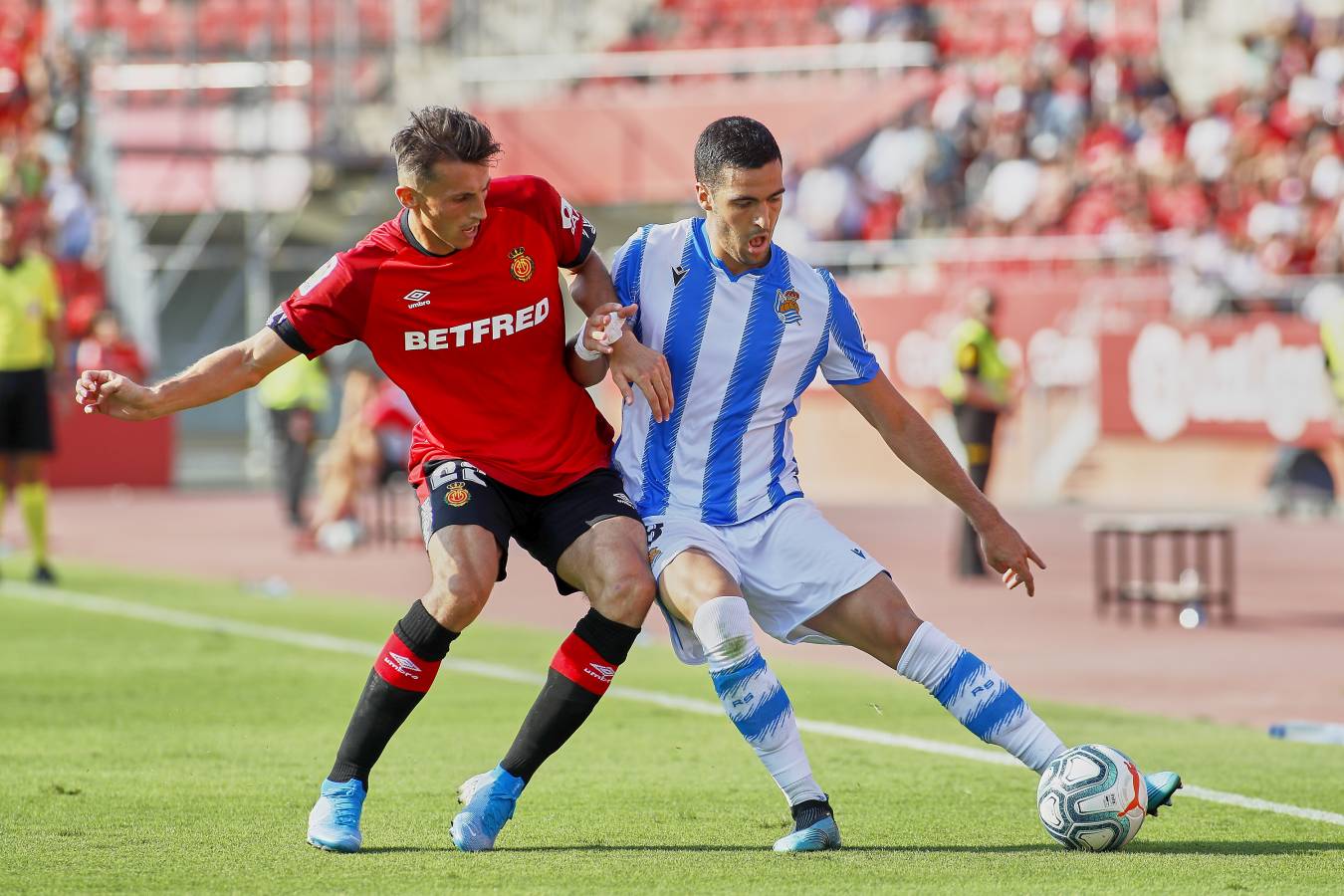 El recién ascendido Mallorca y la Real Sociedad se miden en Son Moix. 