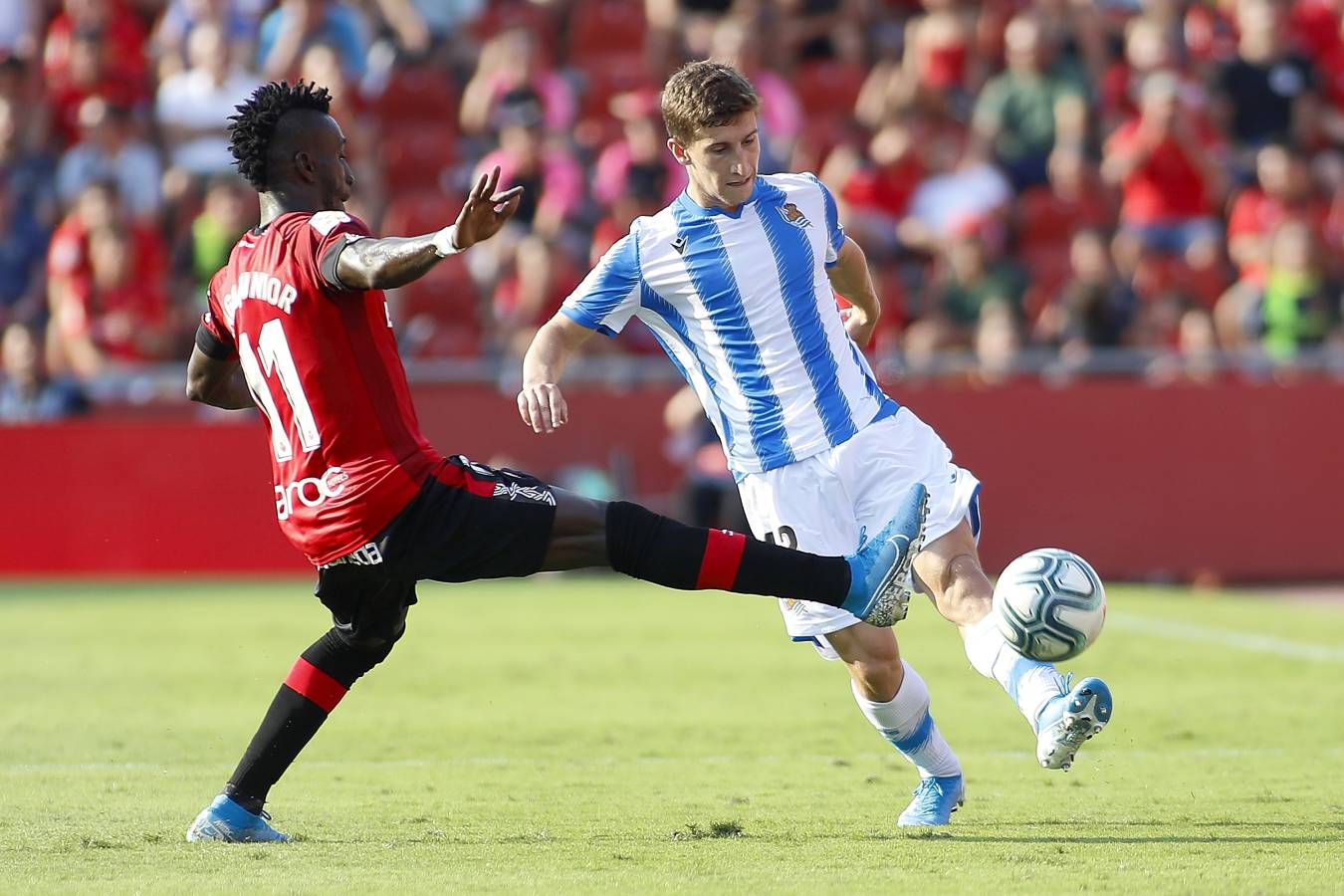 El recién ascendido Mallorca y la Real Sociedad se miden en Son Moix. 