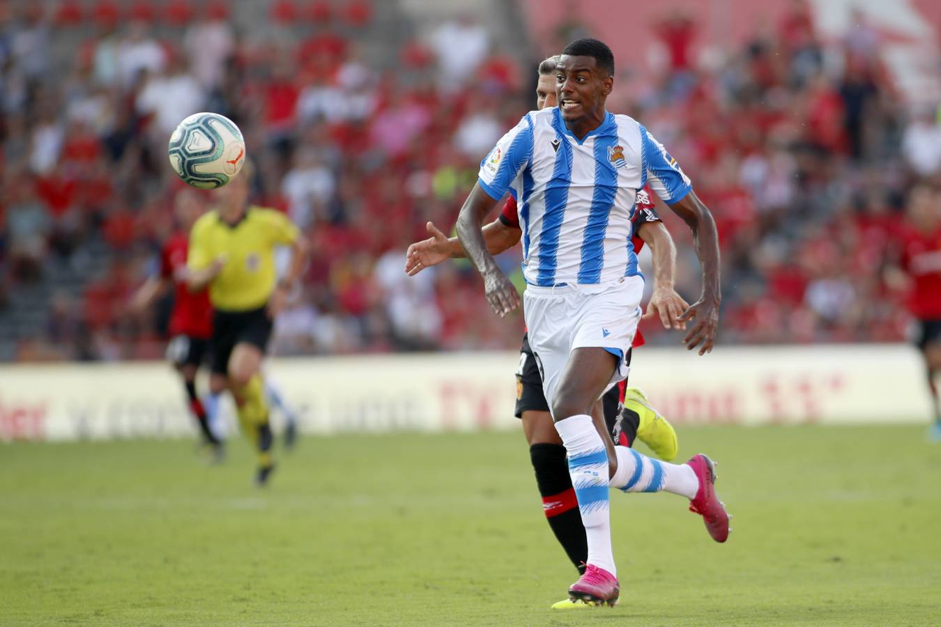 El recién ascendido Mallorca y la Real Sociedad se miden en Son Moix. 