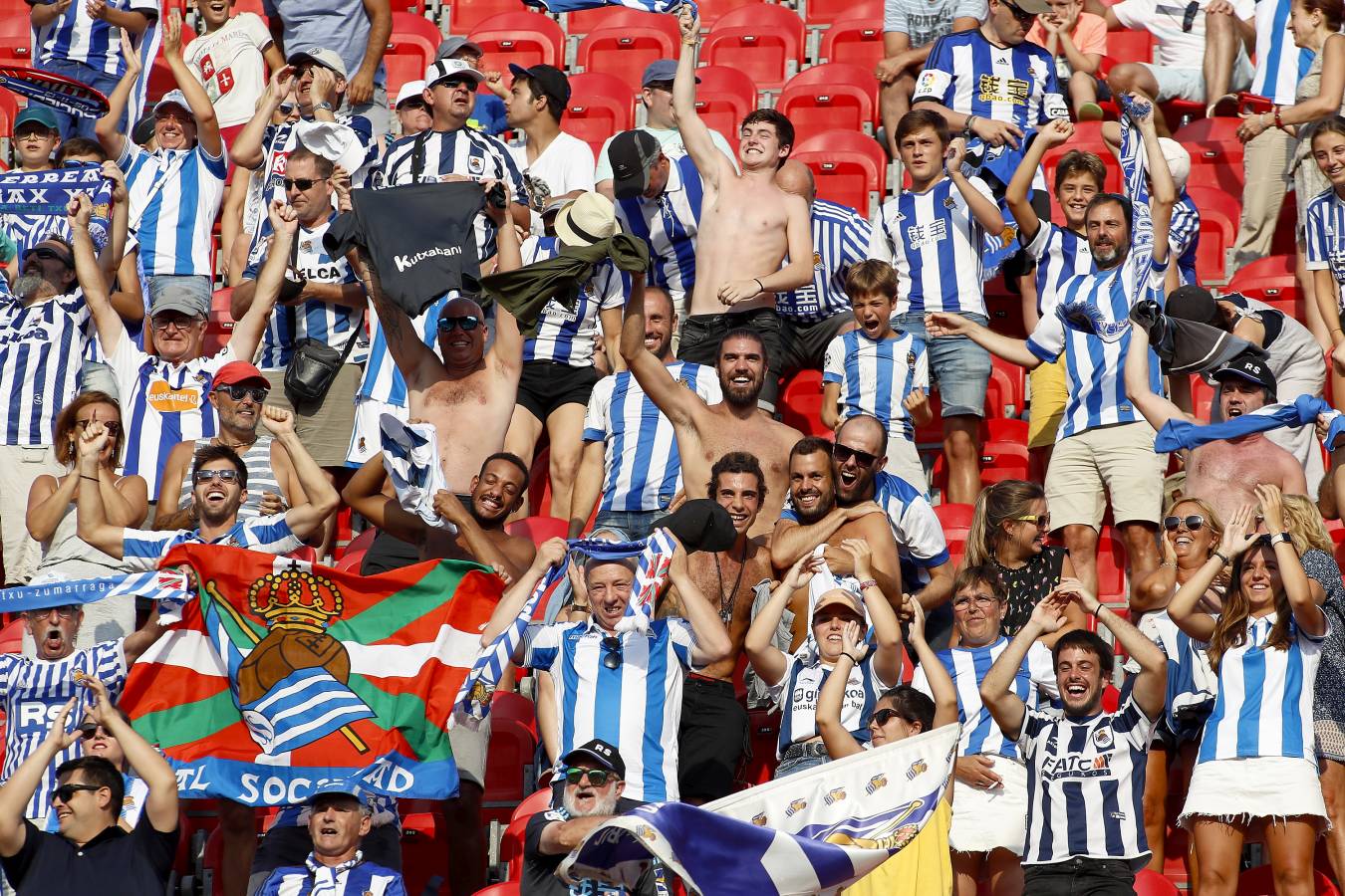 El recién ascendido Mallorca y la Real Sociedad se miden en Son Moix. 