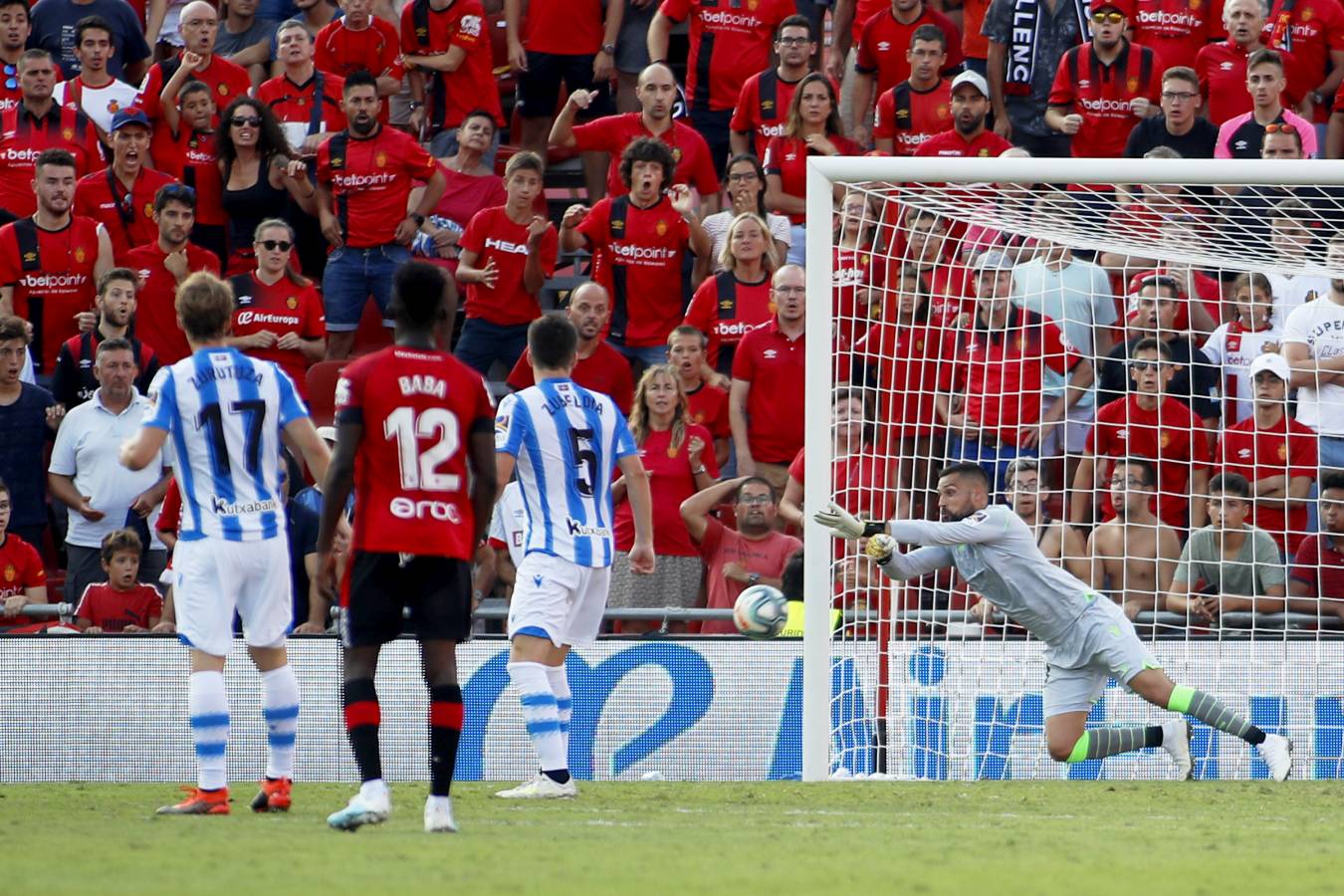 El recién ascendido Mallorca y la Real Sociedad se miden en Son Moix. 