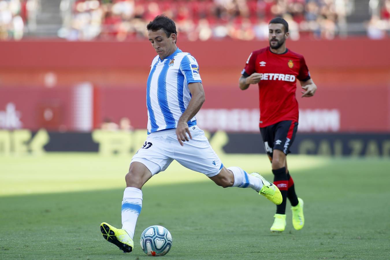 El recién ascendido Mallorca y la Real Sociedad se miden en Son Moix. 