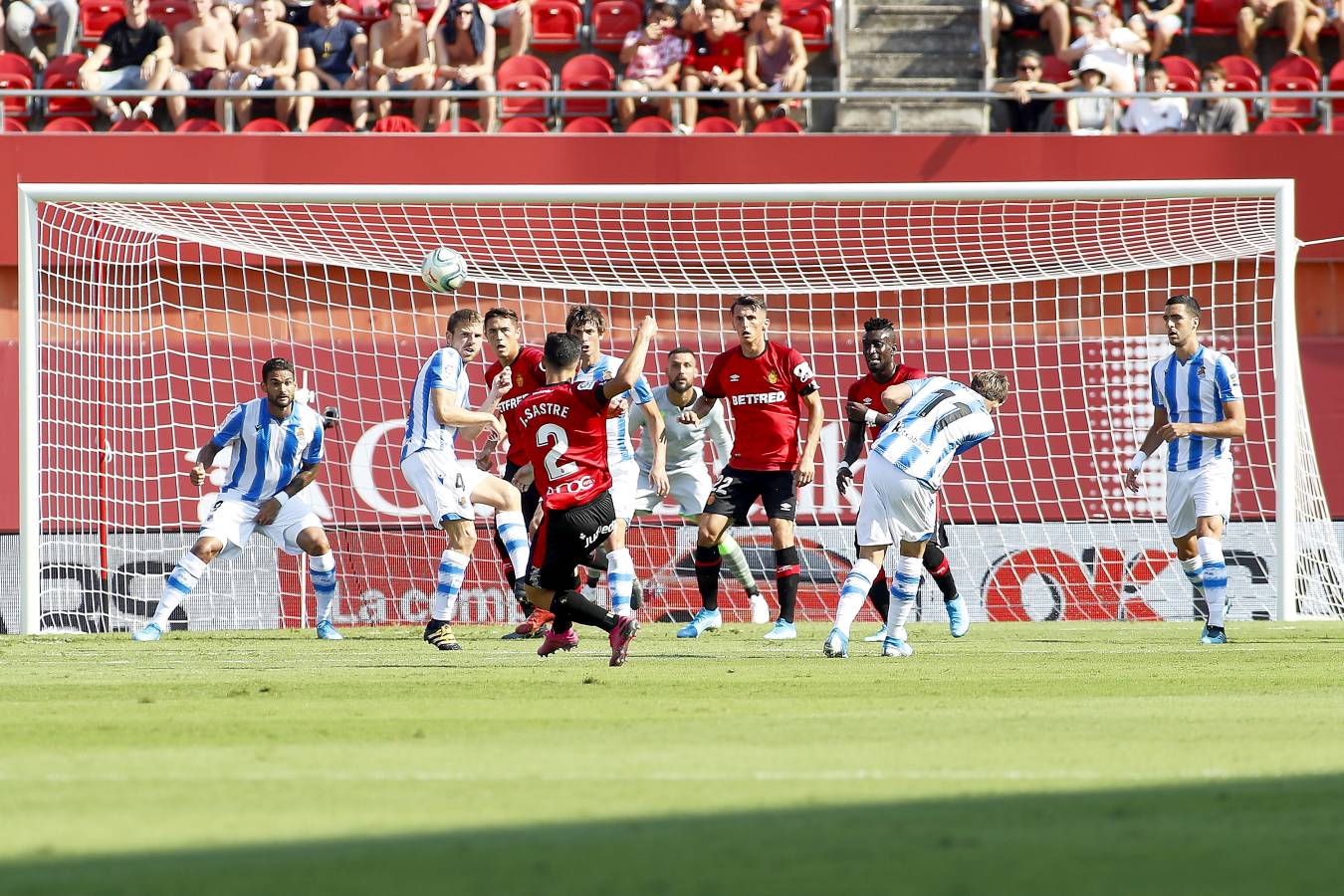 El recién ascendido Mallorca y la Real Sociedad se miden en Son Moix. 