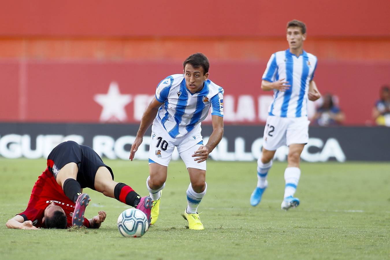 El recién ascendido Mallorca y la Real Sociedad se miden en Son Moix. 