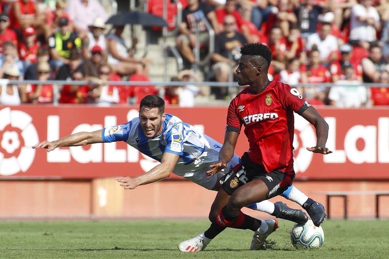 El recién ascendido Mallorca y la Real Sociedad se miden en Son Moix. 