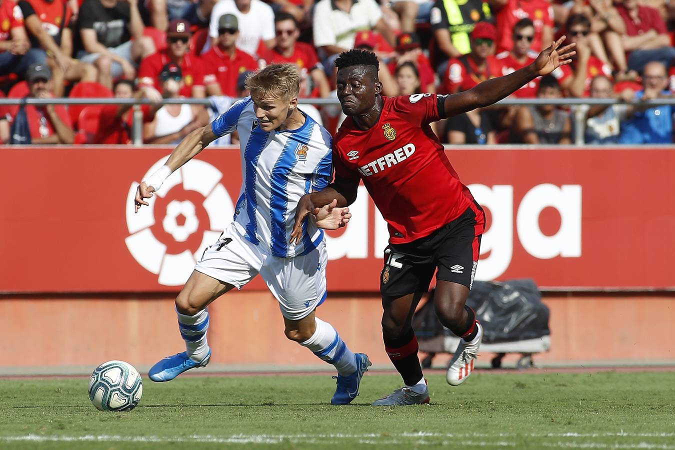 El recién ascendido Mallorca y la Real Sociedad se miden en Son Moix. 