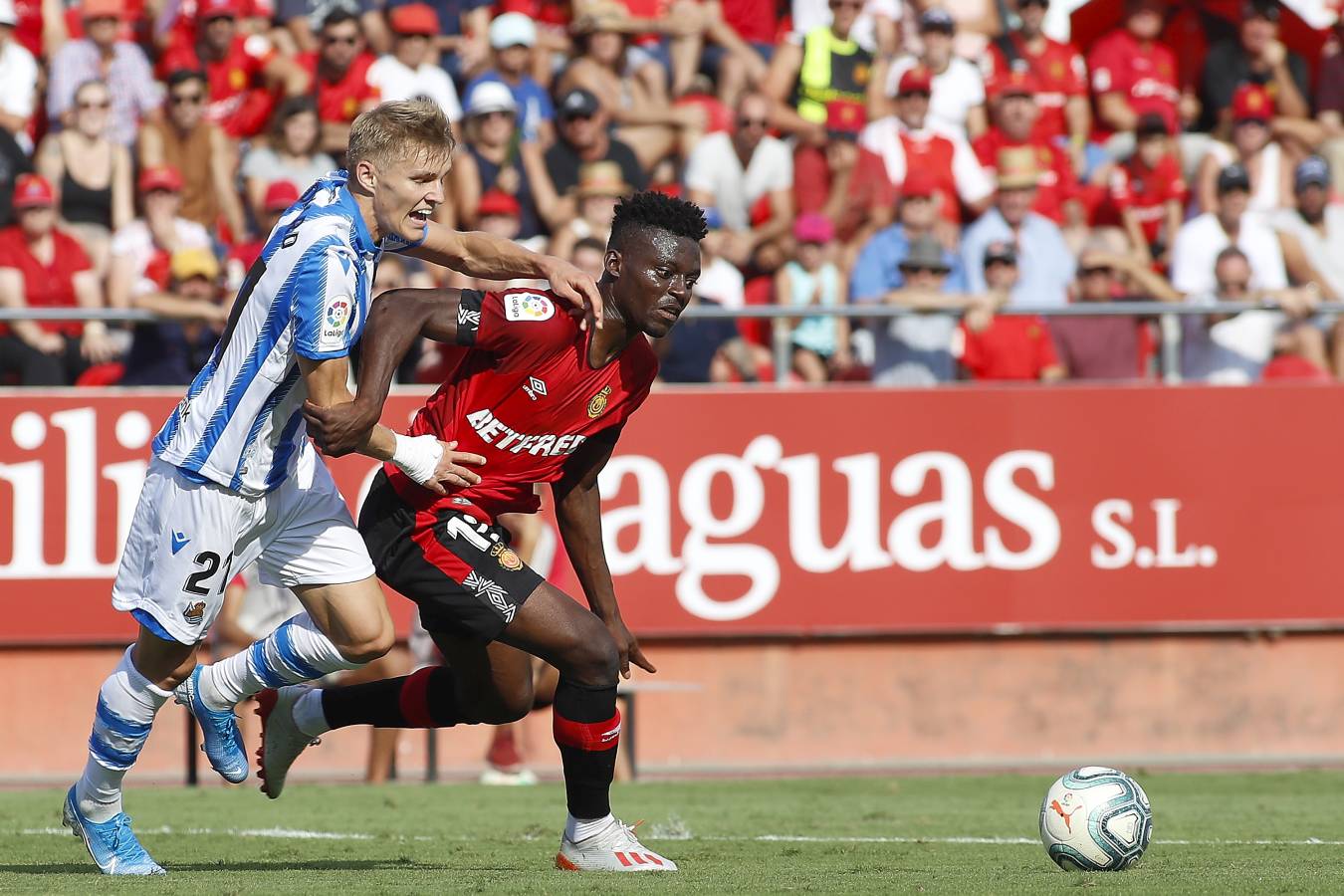 El recién ascendido Mallorca y la Real Sociedad se miden en Son Moix. 