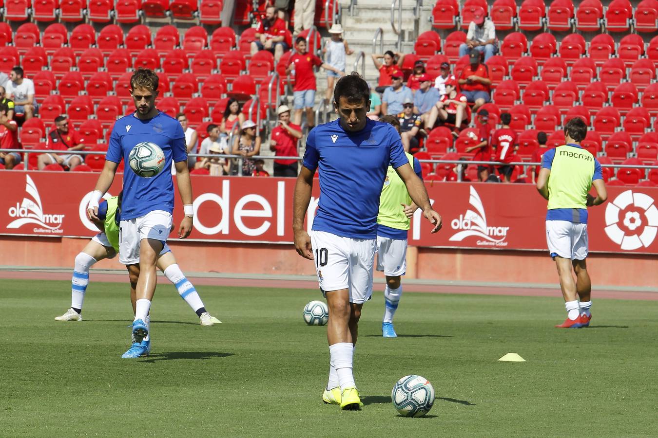 El recién ascendido Mallorca y la Real Sociedad se miden en Son Moix. 