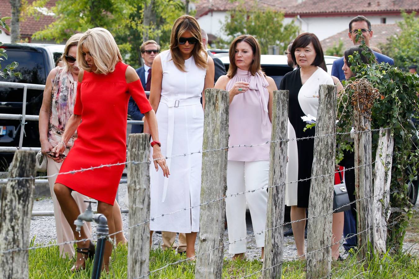 Mientras ellos (y Merkel) se reunían en Biarritz con motivo de la cumbre del G-7, ellas han aprovechado para realizar de forma conjunta diferentes actividades. Han ido a comprar pimientos, han presenciado un aurresku, han visto un partido de pelota... No han parado. 