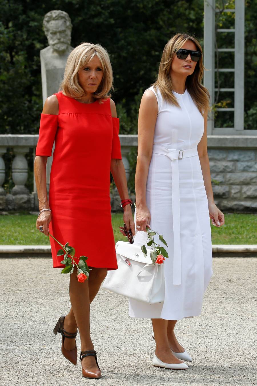 Mientras ellos (y Merkel) se reunían en Biarritz con motivo de la cumbre del G-7, ellas han aprovechado para realizar de forma conjunta diferentes actividades. Han ido a comprar pimientos, han presenciado un aurresku, han visto un partido de pelota... No han parado. 