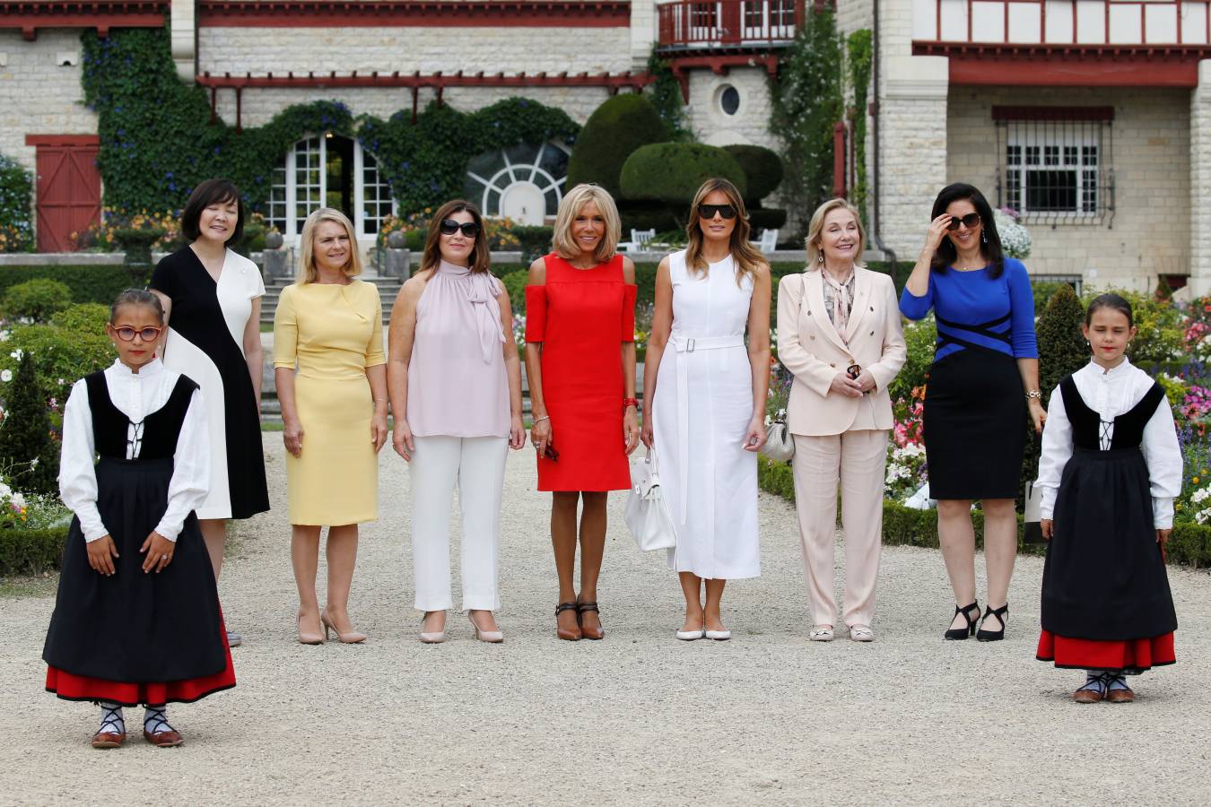 Mientras ellos (y Merkel) se reunían en Biarritz con motivo de la cumbre del G-7, ellas han aprovechado para realizar de forma conjunta diferentes actividades. Han ido a comprar pimientos, han presenciado un aurresku, han visto un partido de pelota... No han parado. 
