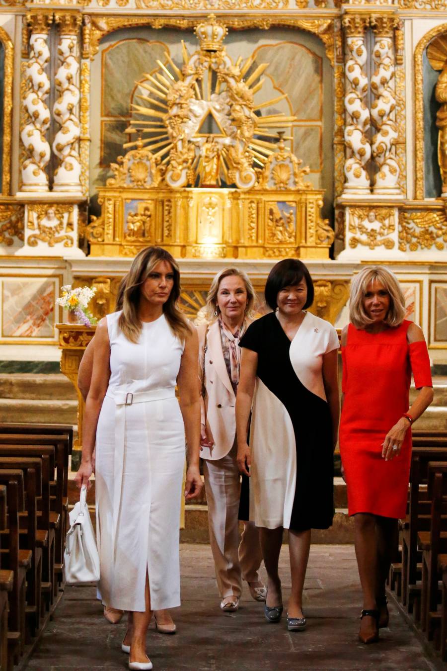 Mientras ellos (y Merkel) se reunían en Biarritz con motivo de la cumbre del G-7, ellas han aprovechado para realizar de forma conjunta diferentes actividades. Han ido a comprar pimientos, han presenciado un aurresku, han visto un partido de pelota... No han parado. 