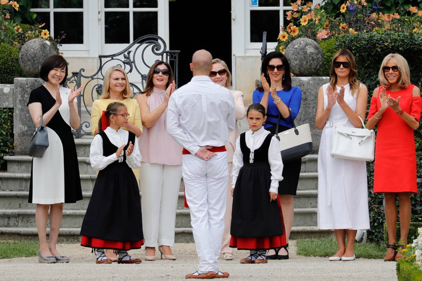 Mientras ellos (y Merkel) se reunían en Biarritz con motivo de la cumbre del G-7, ellas han aprovechado para realizar de forma conjunta diferentes actividades. Han ido a comprar pimientos, han presenciado un aurresku, han visto un partido de pelota... No han parado. 