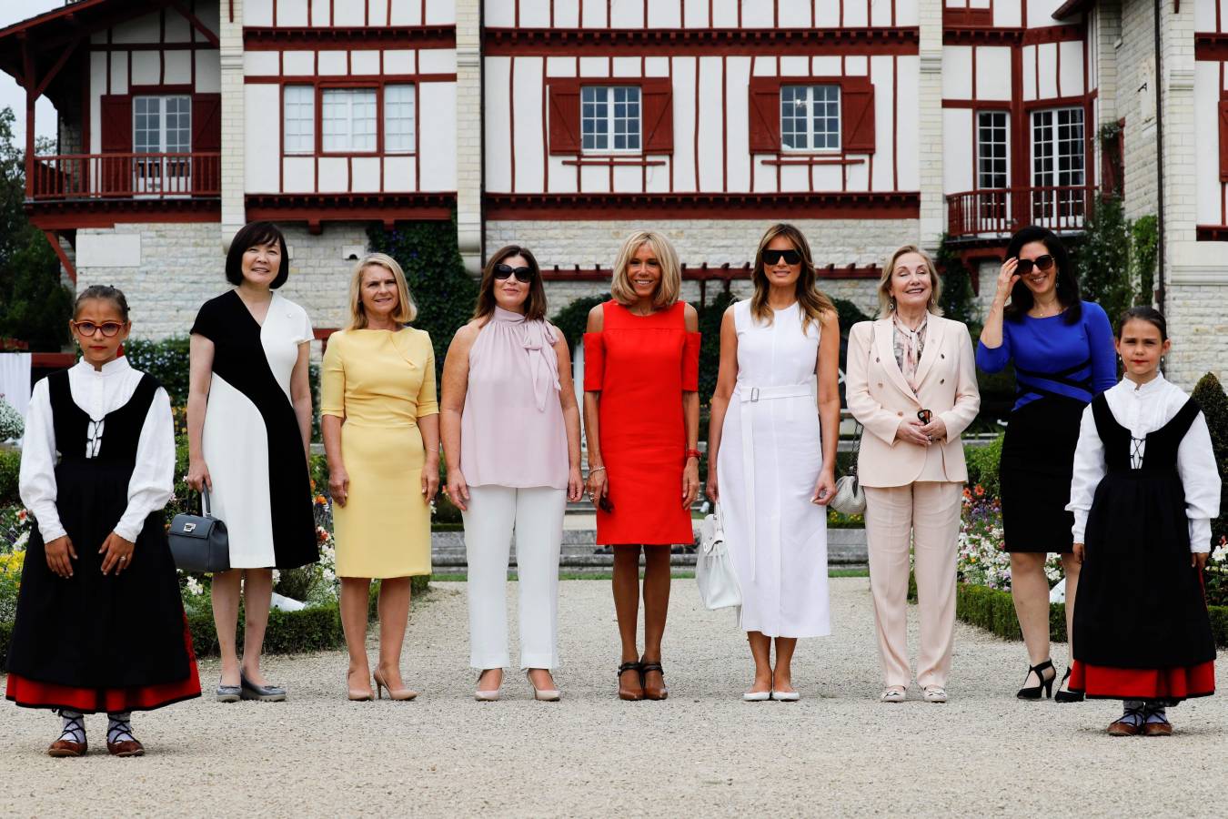 Mientras ellos (y Merkel) se reunían en Biarritz con motivo de la cumbre del G-7, ellas han aprovechado para realizar de forma conjunta diferentes actividades. Han ido a comprar pimientos, han presenciado un aurresku, han visto un partido de pelota... No han parado. 