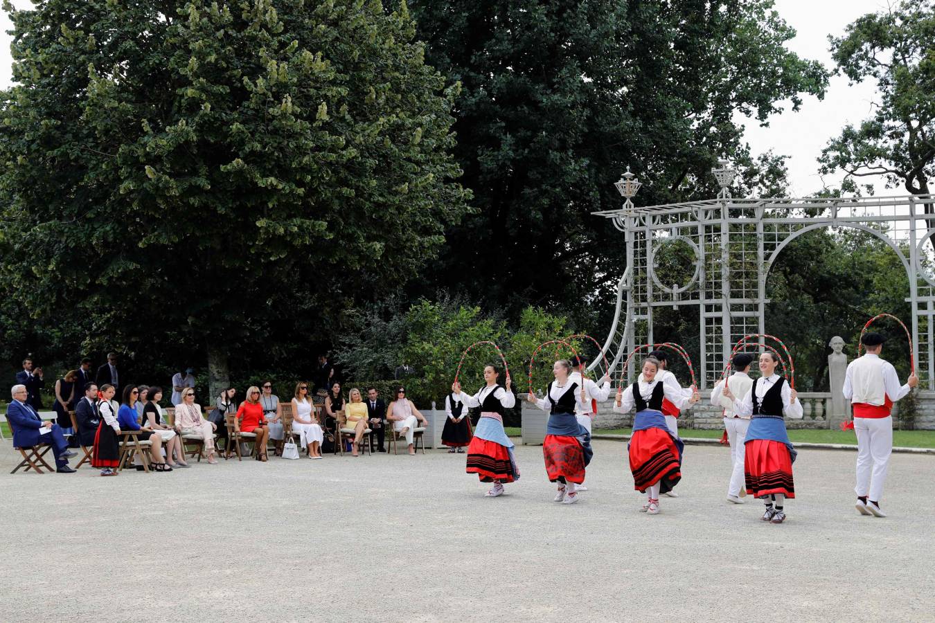 Mientras ellos (y Merkel) se reunían en Biarritz con motivo de la cumbre del G-7, ellas han aprovechado para realizar de forma conjunta diferentes actividades. Han ido a comprar pimientos, han presenciado un aurresku, han visto un partido de pelota... No han parado. 