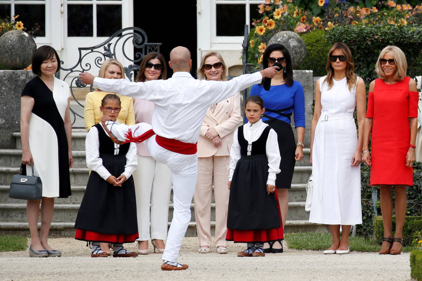 Mientras ellos (y Merkel) se reunían en Biarritz con motivo de la cumbre del G-7, ellas han aprovechado para realizar de forma conjunta diferentes actividades. Han ido a comprar pimientos, han presenciado un aurresku, han visto un partido de pelota... No han parado. 
