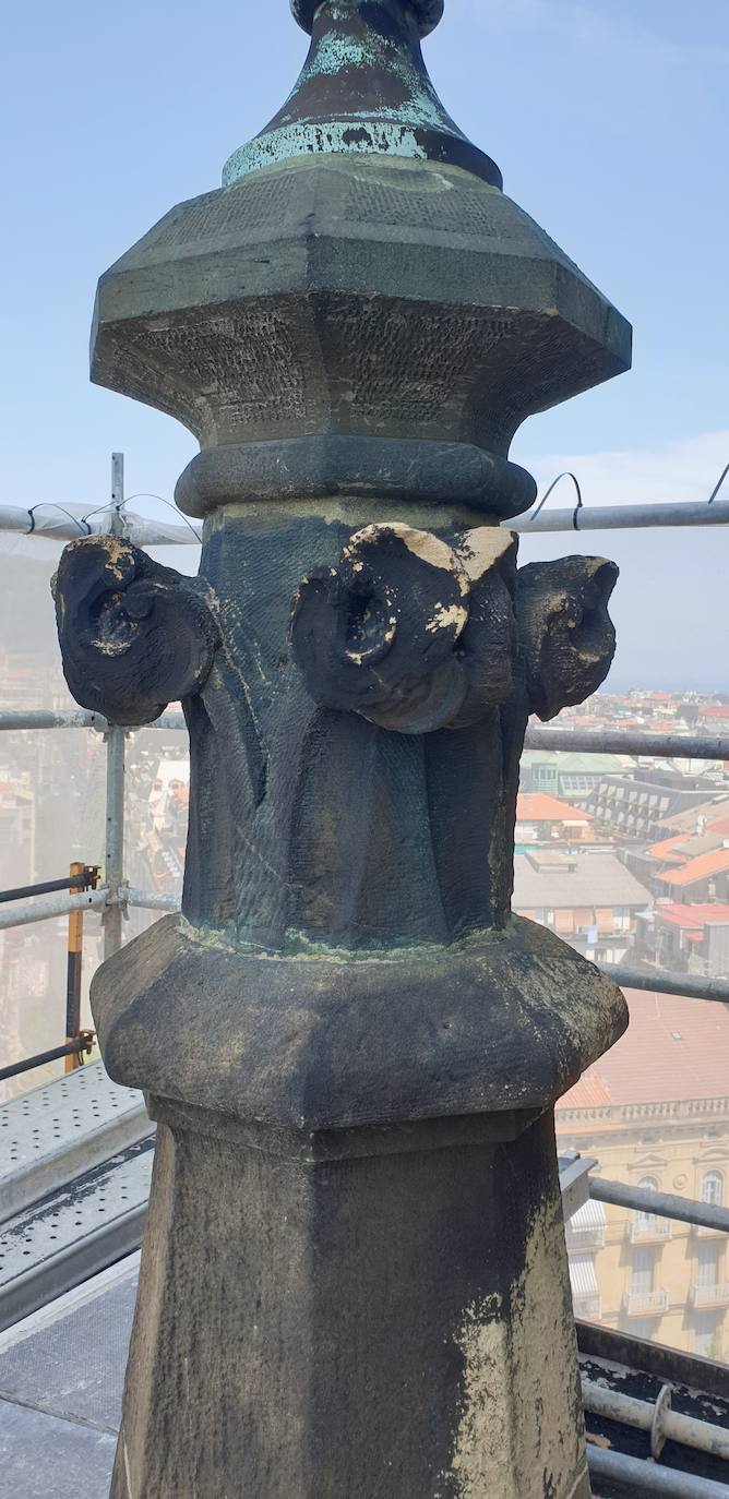 Imagen secundaria 1 - Uno de los cinco forjados de acero que sustituirán los originales. Detalle de una de las puntas de las torretas perimetrales, antes y después de la restauración.