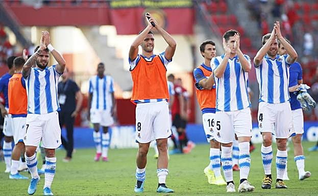 Los jugadores de la Real Sociedad celebran el tanto de Odegaard. 