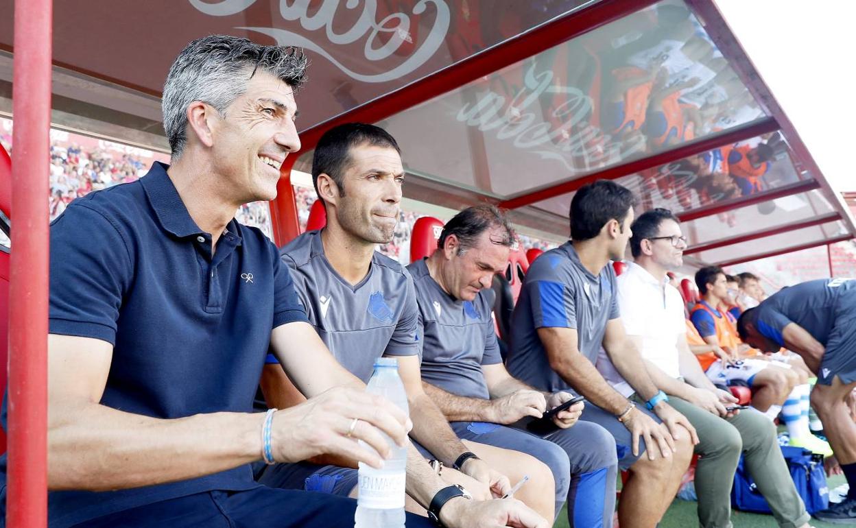 Imanol Alguacil, junto a su cuerpo técnico en el banquillo de Son Moix. 