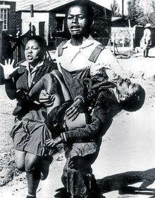 Imagen secundaria 2 - Postales. Mercadillo de la calle Vilakazi. Un restaurante de Soweto. Histórica foto del asesinato de Hector Pieterson.