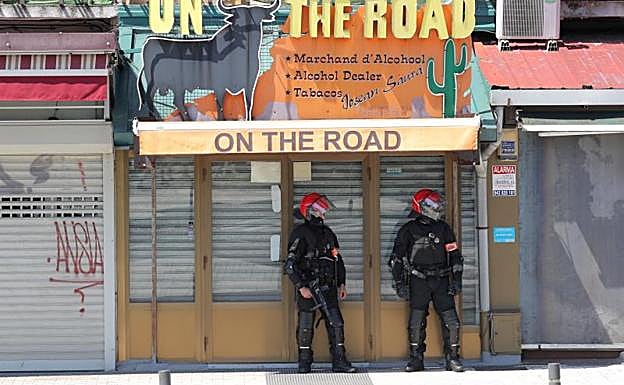 La cumbre del G-7 deja desierta la muga y reduce al mínimo la actividad comercial de la zona