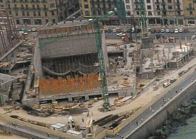 Imagen secundaria 1 - Brad Pitt y Quentin Tarantino, en el Kursaal, durante el Zinemaldia de 2009. Las obras de construcción del Kursaal duraron cuatro años.Ópera 'Un ballo in maschera', de la Quincena.