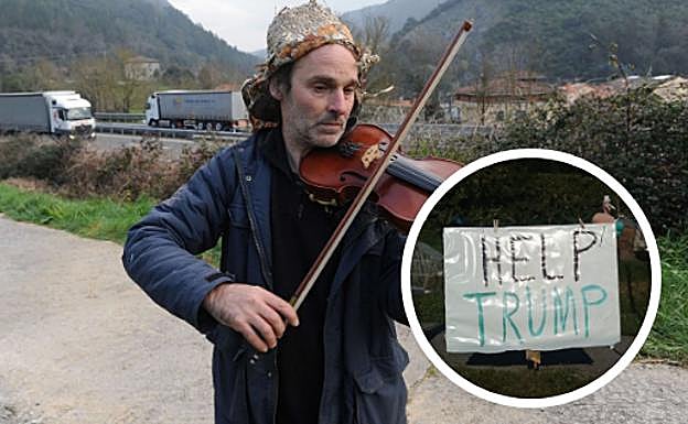 Olazabal toca el violín en la AP-8. Abajo, el cartel que llamó la atención de Trump. 