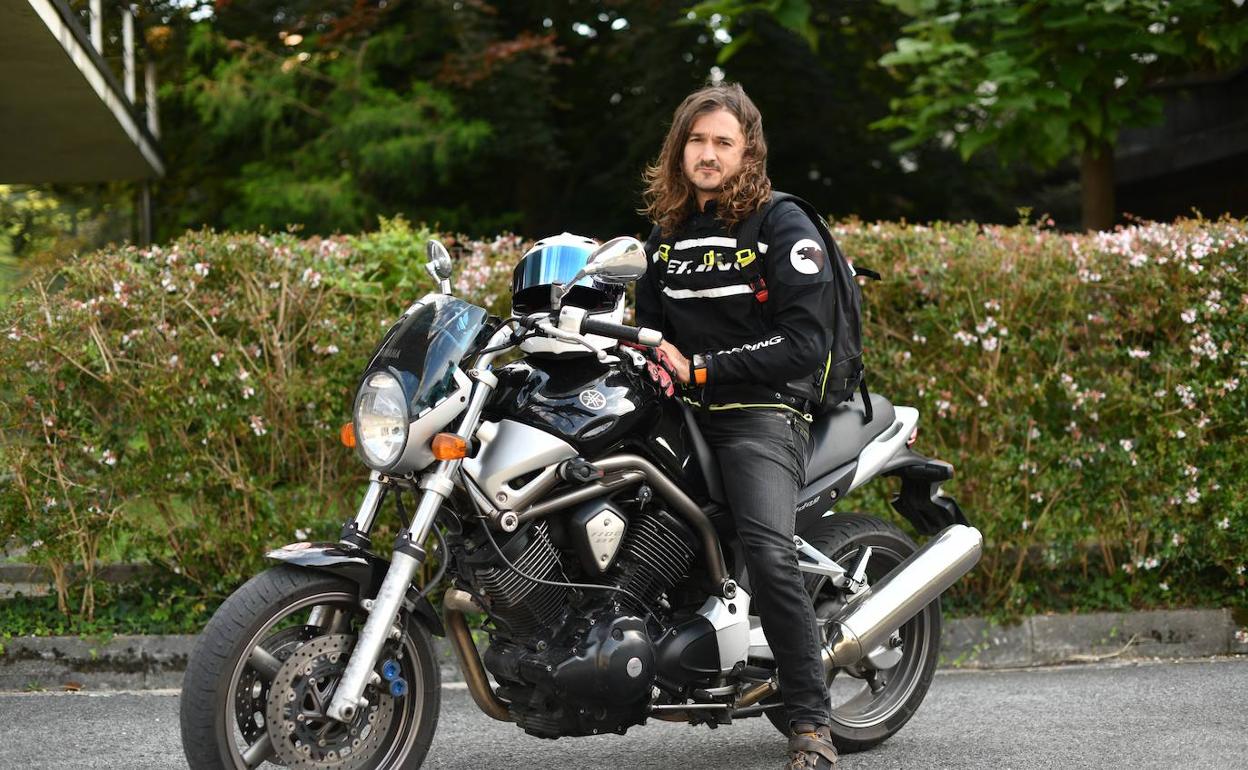 Ibon Arbaiza en su moto. 