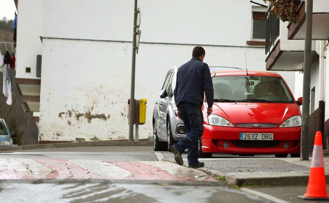 La madre dejó el bebé debajo del coche rojo estacionado en el barrio Santa Teresa de Arrasate. 