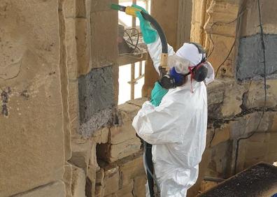 Imagen secundaria 1 - El antes y el después de las campanas. Un operario en las labores de restauración y limpieza.