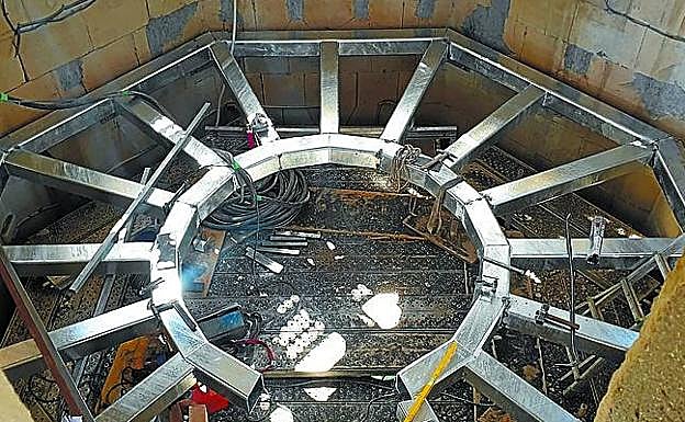 Imagen principal - Uno de los cinco forjados de acero que sustituirán los originales. Detalle de una de las puntas de las torretas perimetrales, antes y después de la restauración.