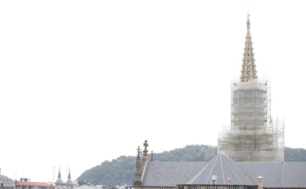 La torre del Buen Pastor envuelta en andamios. 