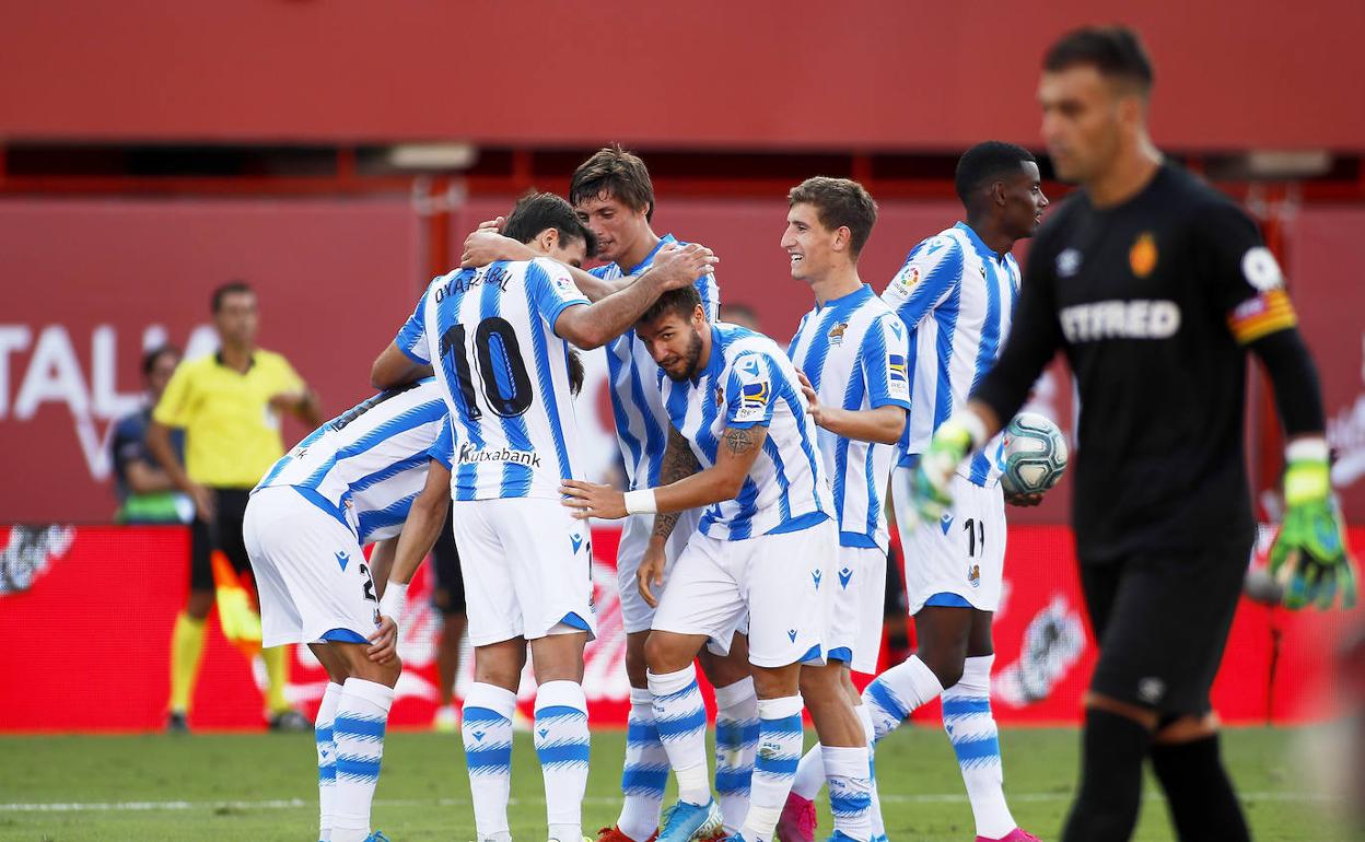 Los jugadores de la Real Sociedad celebran el tanto de Odegaard.