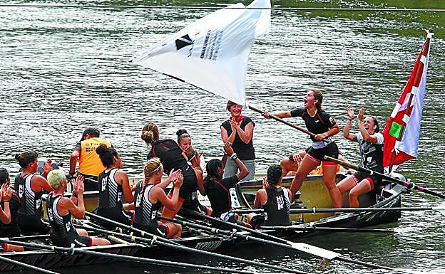 La tripulación de Hibaika celebra la bandera liguera, con la de Errenteria en la popa. 
