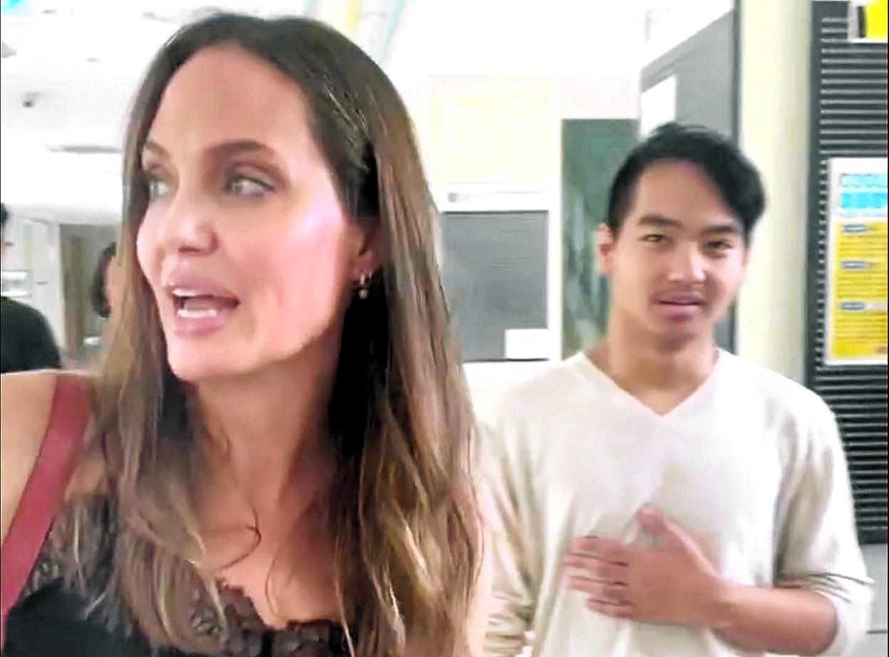 Angelina Lolie con Maddox, su primogénito, del que le van a separar muchas horas de distancia aérea. 