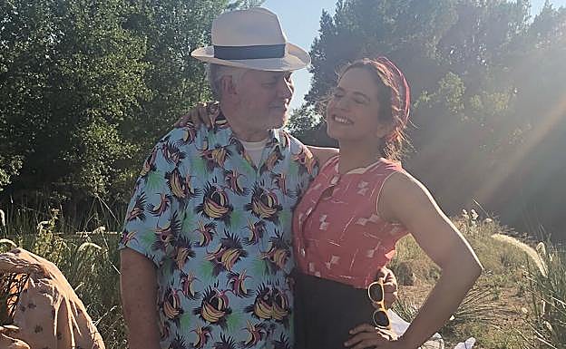 Rosalía posa junto al director de cine Pedro Almodóvar durante el rodaje de 'Dolor y Gloria'.