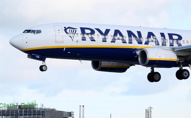 Un avión de Ryanair a punto de tomar tierra. 
