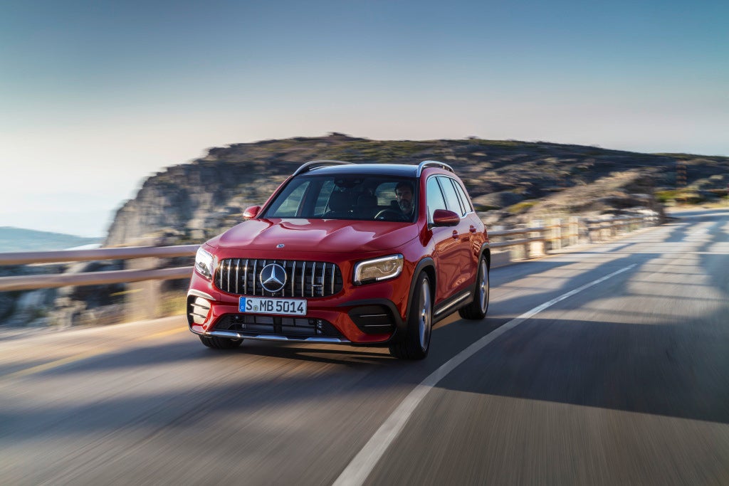 La familia del SUV compacto de Mercedes se amplía con la versión AMG. Más deportiva tanto por detalles de diseño como por un motor que supera los 300 caballos de potencia.