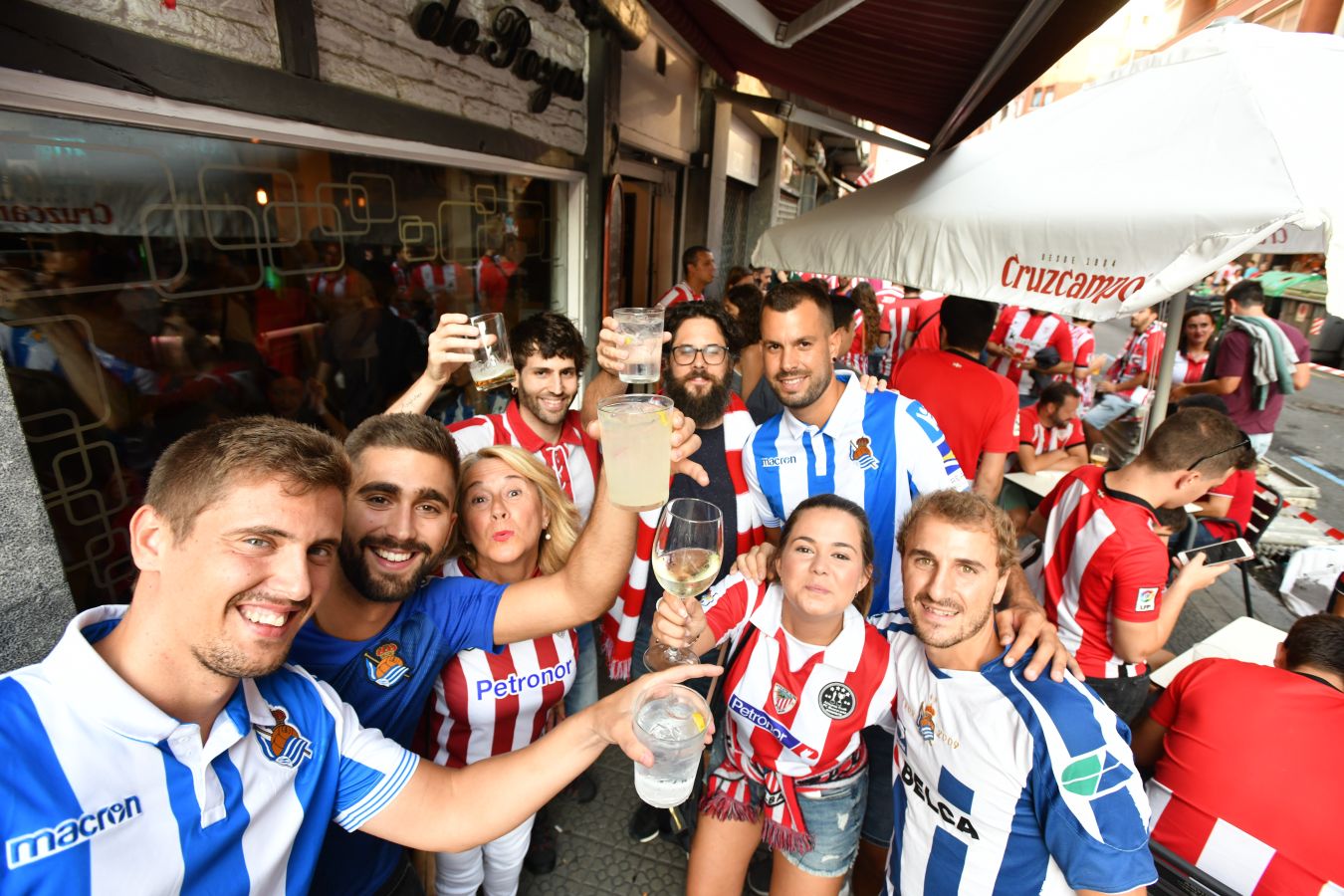 Fotos: Buen ambiente entre las aficiones