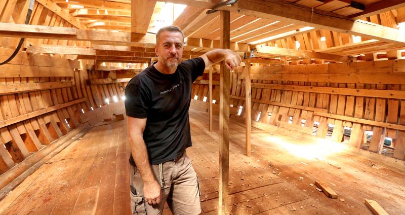 Xabier Agote en el interior del galeón cuyo casco comienza a entablarse.