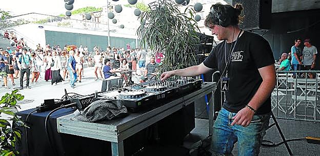 Anderetx, del colectivo donostiarra THG, al inicio de su sesión de ayer en la segunda jornada del festival Dantz.