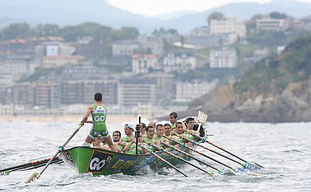 Hondarribia en plena regata. 
