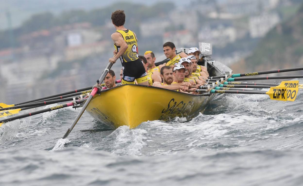 La trainera oriotarra, el pasado jueves en aguas de La Concha. Los oriotarras ya se impusieron en julio en este escenario.
