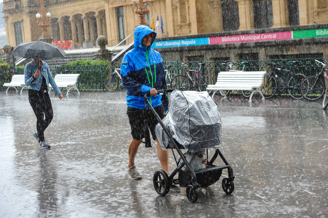 Fotos: Un fuerte chaparrón cae sobre Gipuzkoa