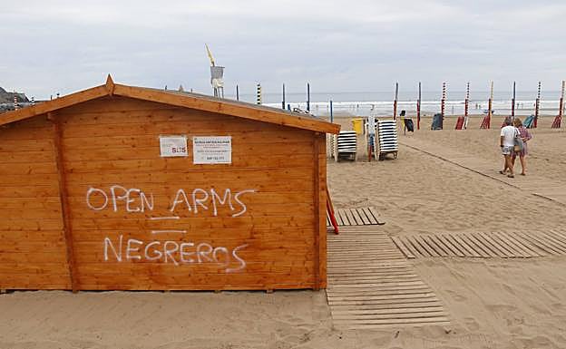 Mensajes contra el 'Open Arms' en la caseta de la playa. 